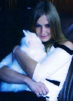 Junge Frau schmust mit weißer Katze